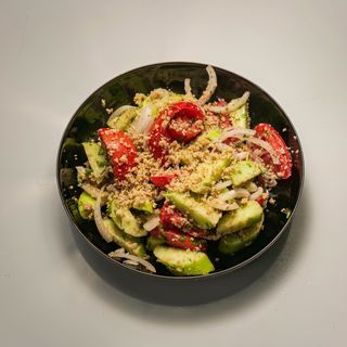 კიტრი პომიდვრის სალათი ნიგვზით