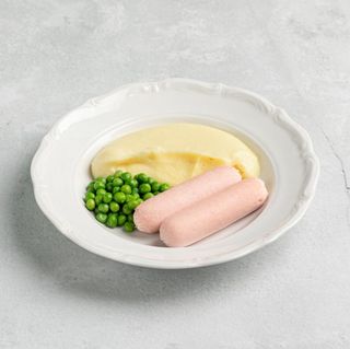 Молочные сосики, картофельное пюре, зеленый горошек