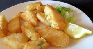 Rosada frita con guarnición