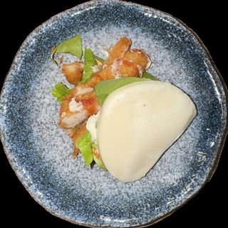 Pan chino con carne de pollo empanado 