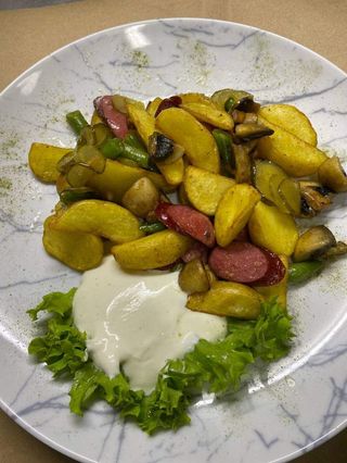 Теплий салат з мисливськими ковбасками (280г) 