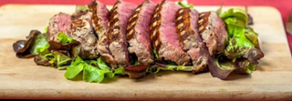 Tagliata di black angus ai ferri con rucola e scaglie di Parmigiano Reggiano 12 mesi