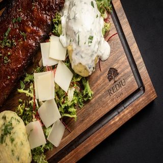 Coaste americane și cartof dublu copt, sos ranch și salstă