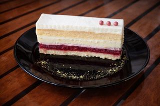 Кейк с малини, бял шоколад и шамфъстък