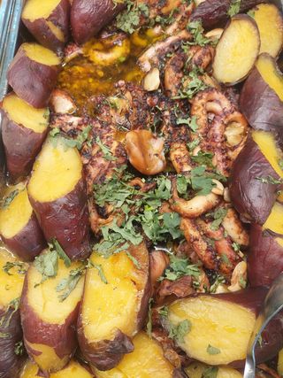 Polvo no Forno, com batata doce, arroz e salada