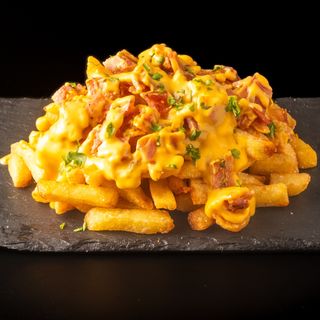 Patatas Fritas Con Bacon Y Cheddar