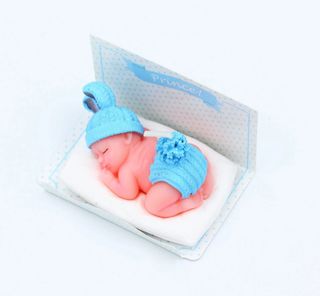 Lumanare marturie bebelus baietel bleu 7x5x4.5 cm