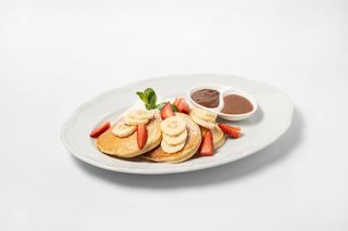 Панкейки клубникой и бананом