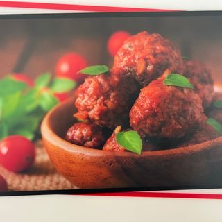 Albóndigas con tomate y arroz blanco