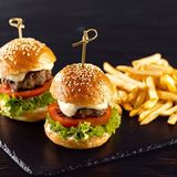 მინი ბურგერი კარტოფილ ფრისთან ერთად