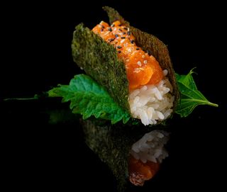 123. Temaki spicy salmone 1 pezzo