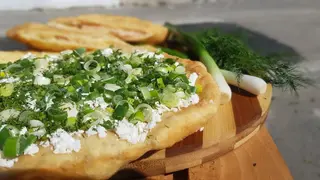 Langoș cu brânză telemea, ceapă verde, mărar si smântână
