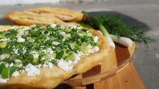 Langoș cu brânză telemea, ceapă verde, mărar si smântână