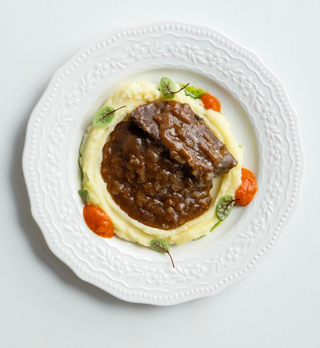 Томленые щечки с пюре и хариссой