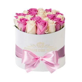Trandafiri roz si albi in cutie alba