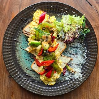 ომლეტი სქრემბლი ბოსტნეულით