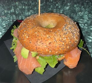 Salmone affumicato, rucola, avocado, burro all'aneto