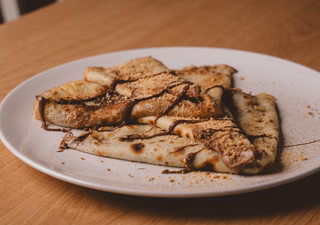 Slatke palačinke Nutella, plazma, preliv od višanja