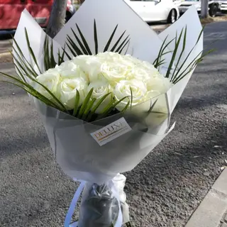 Buchet 15 trandafiri albi si verdeata, invelit cu ambalaj asortat