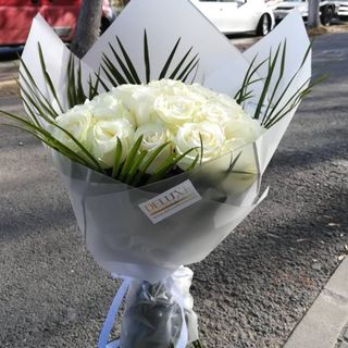 Buchet 15 trandafiri albi si verdeata, invelit cu ambalaj asortat