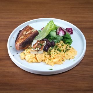 Бъркани яйца с печено сирене