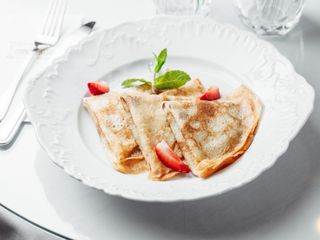 Млинці з яблуками і Ванільним соусом (280г)