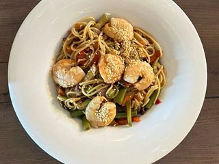 Спагетті з Овочами Вок та тигровими креветками