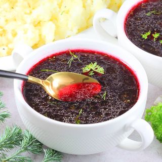 Barszczyk czerwony z pielmieni 