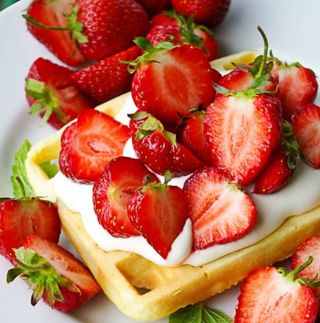 Goferek z truskawkami w zelu