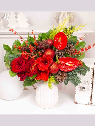 Buchet cu globuri rosii, trandafiri si amaryllis