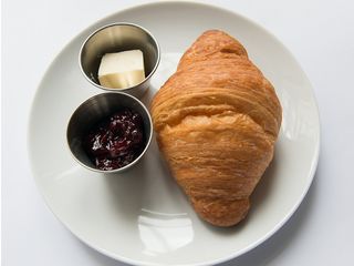 Круасан з маслом та вишневим джемом (100г)