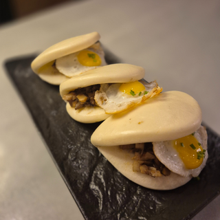 Baos (3) de Seta de Temporada, Huevito de Codorniz, y Aceite de Trufa