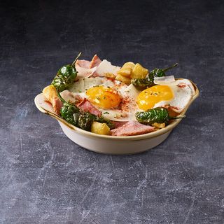 Huevos rotos con lomo de cerdo confitado