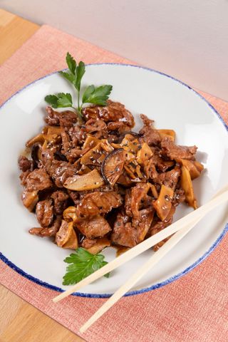 Ternera con setas chinas y bambú