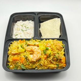 Special biryani e salsa di yogurt con verdure