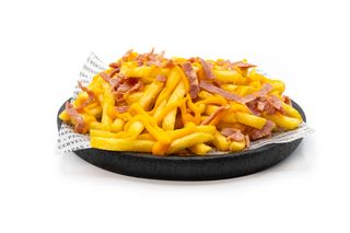 Batatas fritas com molho cheddar e bacon fumado