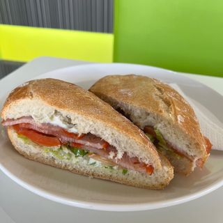 Bocadillo De Lomo Con Lechuga