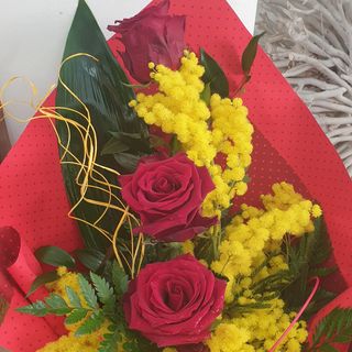 3 Rose rosse a gambo lungo a fascio 