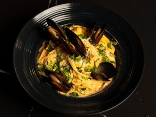 Паста з морепродуктами у вершково-томатному соусі (320g)