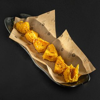 Formaggio fritto con pastella allo zafferano e agrodolce di zafferano