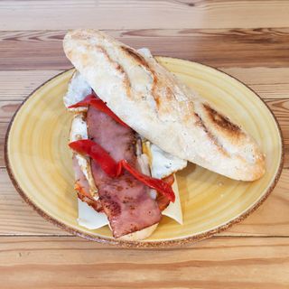Bocata de lomo con queso, huevo, bacon y piquillo