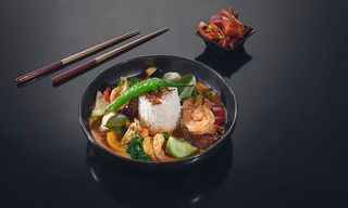 ტრადიციული წითელი ტაილანდური ქარი კრევეტებით და ჟასმინის ბრინჯით