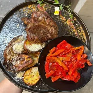 Ceafa Mangalita cu salata de ardei copti si cartofi Wedges, parmezan, chivas