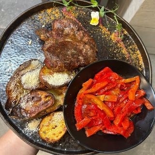 Ceafa Mangalita cu salata de ardei copti si cartofi Wedges, parmezan, chivas