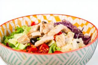 Mediteranska salata s grillanom puretinom