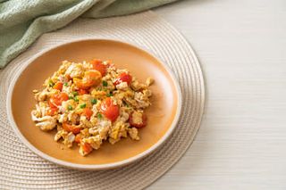 25. Пържени яйца с домат (300г)