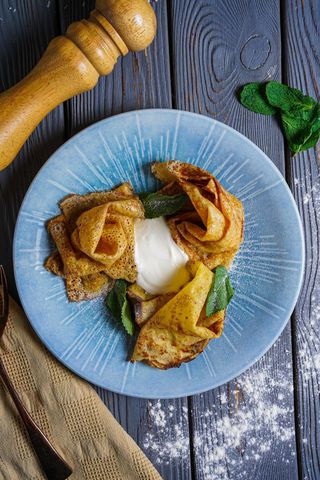 Блинчики со сметаной и джемом (150г)