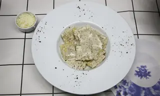 რავიოლი ტრუფელით ნაღების სოუსში