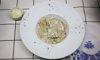 რავიოლი ტრუფელით ნაღების სოუსში