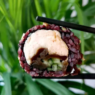 Uramaki z łososiem grillowanym